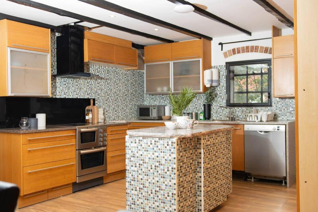 Historical Malt Factory Apartment, 6 Bedrooms, Sleeps 12 , Hot Tub Helsingborg Exterior photo